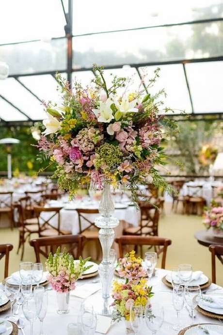 18. Festa de casamento ao ar livre decorada com grande arranjo de flores – Foto: Pinosy 18. Festa de casamento ao ar livre decorada com grande arranjo de flores – Foto: Pinosy
