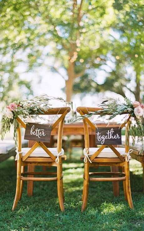 20. A cadeira dos noivos merecem uma decoração especial – Foto: Pinterest 20. A cadeira dos noivos merecem uma decoração especial – Foto: Pinterest