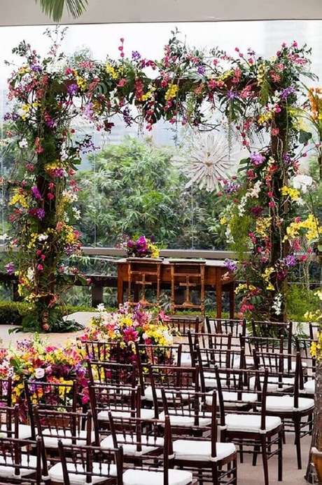 31. Linda decoração de casamento ao ar livre com arranjos de flores coloridas – Foto: Classy World 31. Linda decoração de casamento ao ar livre com arranjos de flores coloridas – Foto: Classy World