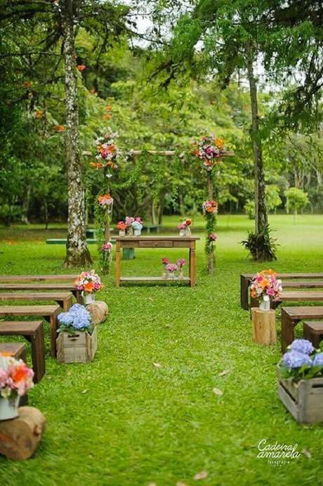 4. Invista em uma decoração rústica e delicada para o seu casamento simples ao ar livre- Foto: Casamentos 4. Invista em uma decoração rústica e delicada para o seu casamento simples ao ar livre- Foto: Casamentos