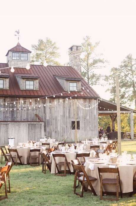 42. Decoração rústica para festa de casamento ao ar livre feita em fazenda – Foto: ELLE Decoration 42. Decoração rústica para festa de casamento ao ar livre feita em fazenda – Foto: ELLE Decoration