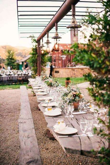 43. A mesa de madeira rústica levou um toque ainda mais charmoso para a festa de casamento ao ar livre – Foto: Papo Glamour 43. A mesa de madeira rústica levou um toque ainda mais charmoso para a festa de casamento ao ar livre – Foto: Papo Glamour