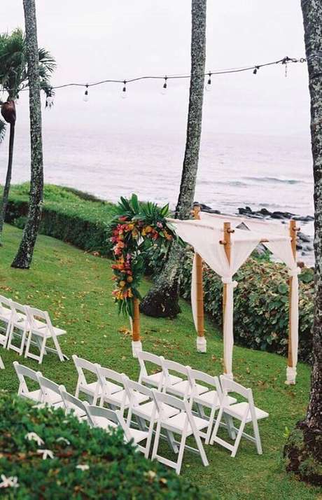 48. O altar para a cerimônia de casamento ao ar livre também precisa ganhar uma decoração charmosa – Foto: Pinterest 48. O altar para a cerimônia de casamento ao ar livre também precisa ganhar uma decoração charmosa – Foto: Pinterest