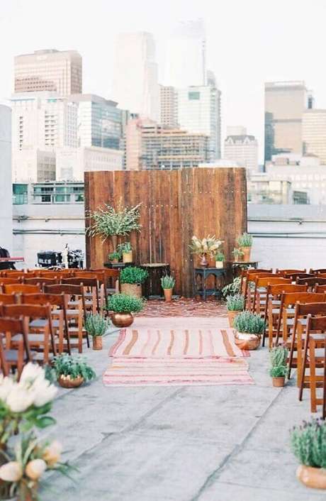 3. Fuja do tradicional e invista em um cenário bem urbano para a sua cerimônia de casamento ao ar livre – Foto: Style me Pretty 3. Fuja do tradicional e invista em um cenário bem urbano para a sua cerimônia de casamento ao ar livre – Foto: Style me Pretty