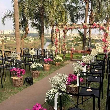 50. Arranjos de flores dentro de cestos rústico são perfeitos para a decoração da cerimônia do casamento simples ao ar livre – Foto: 33Decor 50. Arranjos de flores dentro de cestos rústico são perfeitos para a decoração da cerimônia do casamento simples ao ar livre – Foto: 33Decor