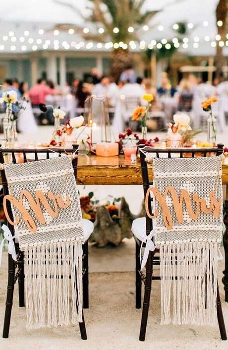54. Invista na decoração rústica das cadeiras dos noivos para a festa de casamento ao ar livre – Foto: Pinterest 54. Invista na decoração rústica das cadeiras dos noivos para a festa de casamento ao ar livre – Foto: Pinterest