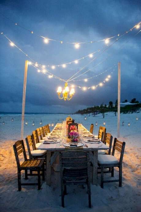 63. Luzes amarelas são as melhores para a decoração de casamento ao ar livre a noite – Foto: My Darling Flowers 63. Luzes amarelas são as melhores para a decoração de casamento ao ar livre a noite – Foto: My Darling Flowers
