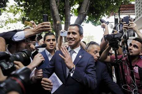 Juan Guaidó tenta convencer as Forças Armadas a abandonarem Maduro Juan Guaidó tenta convencer as Forças Armadas a abandonarem Maduro