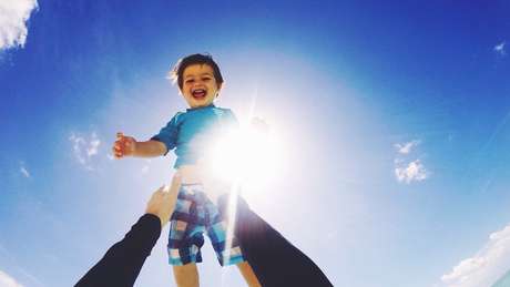 Exposição à luz do sol gera diversos benefícios para a saúde e o bem-estar