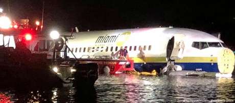 Boeing 737 não submergiu por falta de profundidade, informam autoridades Boeing 737 não submergiu por falta de profundidade, informam autoridades