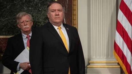 Mike Pompeo e John Bolton (ao fundo) têm se posicionado ativamente sobre a Venezuela nos últimos episódios da crise no país sul-americano