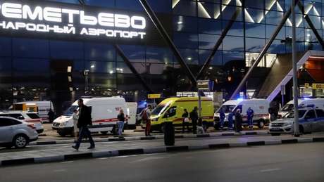 AmbulÃ¢ncias aguardam em frente ao terminal do aeroporto de Sheremetyevo, em Moscou