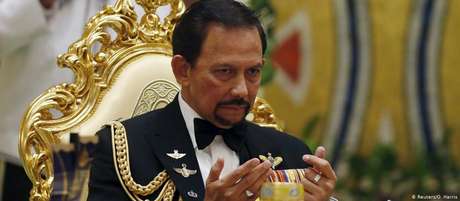 O sultão Hassanal Bolkiah, que governa o Brunei desde 1967 e é considerado um dos homens mais ricos do mundo O sultão Hassanal Bolkiah, que governa o Brunei desde 1967 e é considerado um dos homens mais ricos do mundo