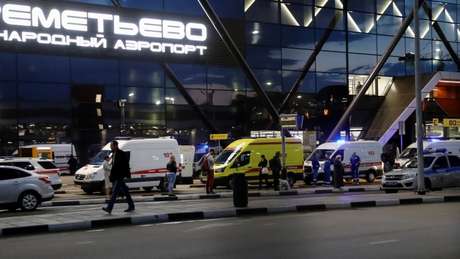 Ambulâncias aguardam em frente ao terminal do aeroporto de Sheremetyevo, em Moscou