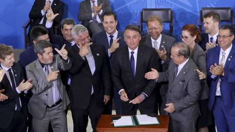 Bolsonaro assinou novo decreto para flexibilizar regras sobre armas nesta terça