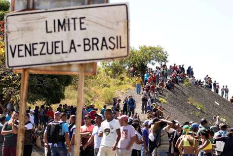 Fronteira da Venezuela com Brasil estava fechada desde fevereiro devido à crise Fronteira da Venezuela com Brasil estava fechada desde fevereiro devido à crise
