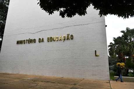 Após declaração do ministro Abraham Weintraub, MEC recuou de cortar verbas de universidades por causa de 'balbúrdia' Após declaração do ministro Abraham Weintraub, MEC recuou de cortar verbas de universidades por causa de 'balbúrdia'