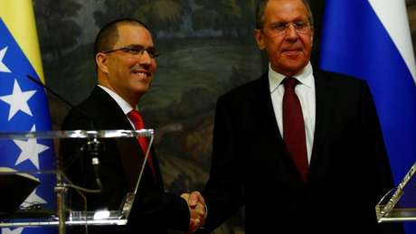 O ministro venezuelano das Relações Exteriores, Jorge Arreaza (à esquerda), visitou Moscou e se reuniu com o chanceler russo, Sergey Lavrov