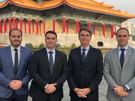 Carlos, Flávio, Jair e Eduardo Bolsonaro durante viagem a Taiwan, em 2018