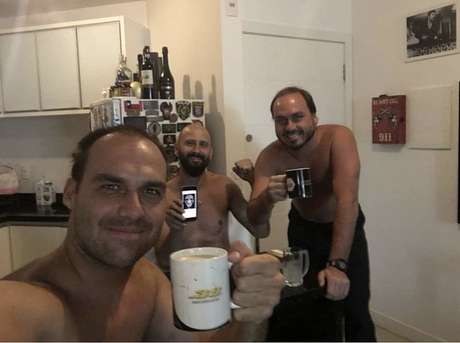 Carlos com o irmão Eduardo e o professor de jiu-jitsu e instrutor de armas Tony Eduardo (ao centro)