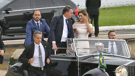 Carlos Bolsonaro (de pé, atrás do pai) ingressou na política aos 18 anos, quando se elegeu vereador no Rio de Janeiro