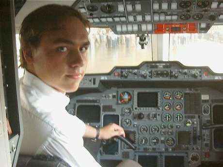 Carlos fez faculdade de Ciências Aeronáuticas na Universidade Estácio de Sá enquanto exercia mandato de vereador