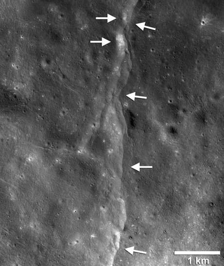 Uma das falhas na superfície lunar; quando a Lua se encolhe, parte do córtex lunar se ergue e é empurrada sobre outra; as áreas mais brilhantes indicam zonas recentemente expostas por sismos Uma das falhas na superfície lunar; quando a Lua se encolhe, parte do córtex lunar se ergue e é empurrada sobre outra; as áreas mais brilhantes indicam zonas recentemente expostas por sismos
