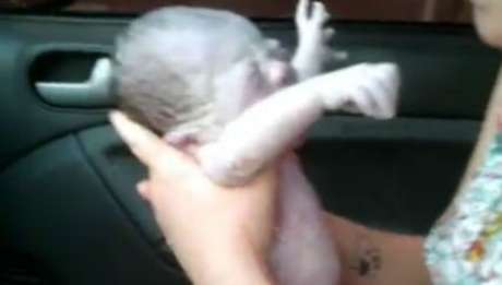Mãe compartilha vídeo de parto realizado no carro e surpreende -- foto Divulgação Mãe compartilha vídeo de parto realizado no carro e surpreende -- foto Divulgação