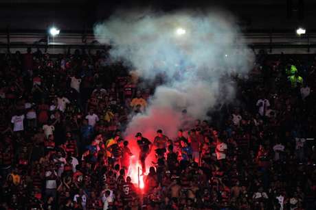 Torcida do Flamengo irá lotar o Maracanã contra o Corinthians (Foto: CARL DE SOUZA / AFP) Torcida do Flamengo irá lotar o Maracanã contra o Corinthians (Foto: CARL DE SOUZA / AFP)