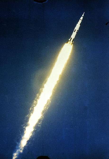 O foguete Saturn 5 pesava mais de 2,8 milhões de quilos e tinha 111 metros de altura O foguete Saturn 5 pesava mais de 2,8 milhões de quilos e tinha 111 metros de altura