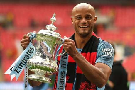Defensor com a taça da FA Cup (Foto: AFP) Defensor com a taça da FA Cup (Foto: AFP)