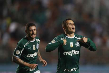 Raphael Veiga, do Palmeiras, comemora apÃ³s marcar o terceiro gol da equipe na partida contra o Santos, vÃ¡lida pela quinta rodada do Campeonato Brasileiro 2019, no estÃ¡dio do Pacaembu, na zona oeste de SÃ£o Paulo