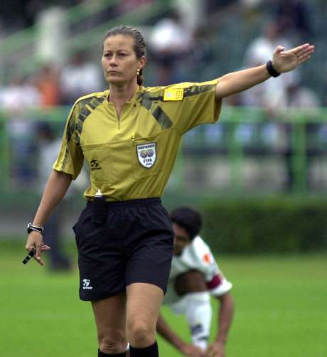 A juíza de futebol Sílvia Regina em ação durante partida entre as equipes do Santos e do Marília, válida pelo Campeonato Paulista 2004, no Parque Antártica. A juíza de futebol Sílvia Regina em ação durante partida entre as equipes do Santos e do Marília, válida pelo Campeonato Paulista 2004, no Parque Antártica.