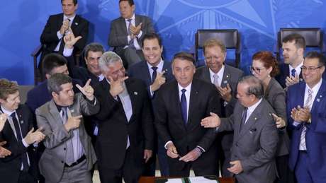 Bolsonaro assinou decreto que flexibilizava regras sobre armas no dia 7 de maio, mas três semanas depois recuou em alguns pontos Bolsonaro assinou decreto que flexibilizava regras sobre armas no dia 7 de maio, mas três semanas depois recuou em alguns pontos