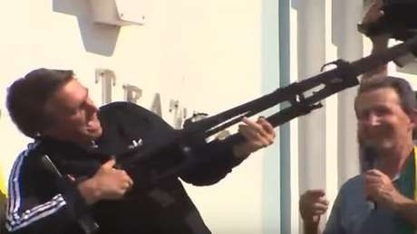 Facilitar o porte de armas foi uma das principais bandeiras do presidente durante a campanha Facilitar o porte de armas foi uma das principais bandeiras do presidente durante a campanha