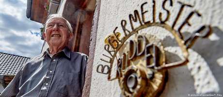 O democrata-cristão Josef Rüddel, de 94 anos, serviu por 56 anos como prefeito do vilarejo alemão de Windhagen O democrata-cristão Josef Rüddel, de 94 anos, serviu por 56 anos como prefeito do vilarejo alemão de Windhagen