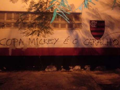 Muro da Gavea foi pichado com críticas na ultima segunda-feira (Foto: Reprodução) Muro da Gavea foi pichado com críticas na ultima segunda-feira (Foto: Reprodução)