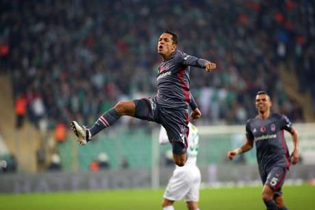 Adriano joga na Turquia, mas o contrato está perto do fim (Foto: Reprodução / Twitter) Adriano joga na Turquia, mas o contrato está perto do fim (Foto: Reprodução / Twitter)