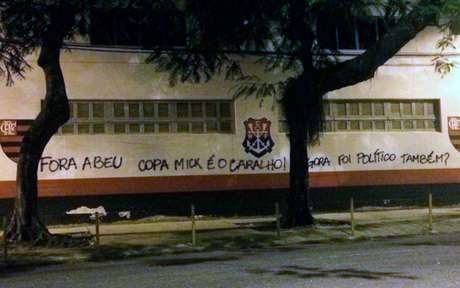 'Abeu' e 'Mick': erros ironizam critica de dirigente (Foto: Reprodução) 'Abeu' e 'Mick': erros ironizam critica de dirigente (Foto: Reprodução)