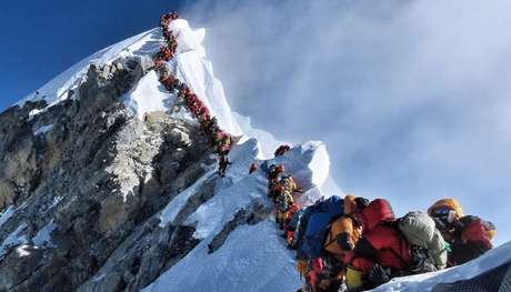 Fila para chegar ao topo do Everest