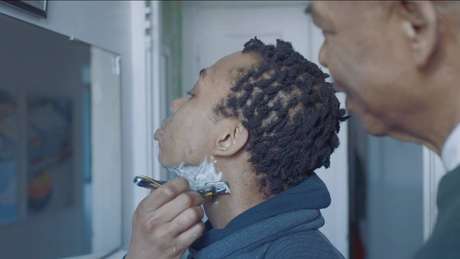 Samson, rapaz trans do Canadá, faz a barba pela primeira vez com a ajuda do pai. Samson, rapaz trans do Canadá, faz a barba pela primeira vez com a ajuda do pai.