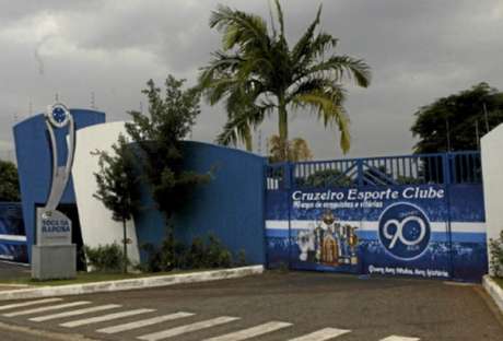 A Raposa é acusada até de repassar direitos econômicos de jogadores menores de idade e , o que é proibido pela lei brasileira, e até de profissionais para empresários não credenciados na CBF- (Foto: Divulgação) A Raposa é acusada até de repassar direitos econômicos de jogadores menores de idade e , o que é proibido pela lei brasileira, e até de profissionais para empresários não credenciados na CBF- (Foto: Divulgação)