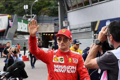 Leclerc participa de jogo de futebol para caridade com ...