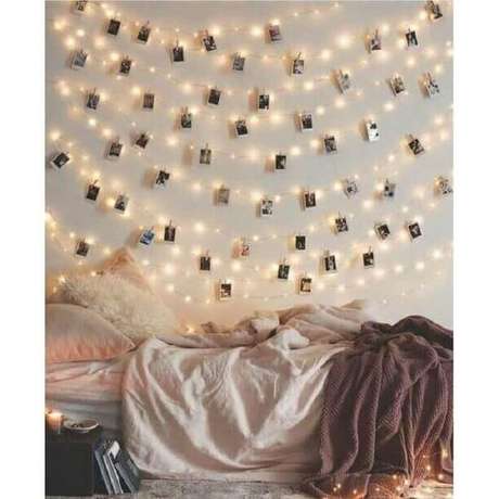 11. Uma dicas de decoração de quarto para deixar esses ambiente mais intimista é utilizar um mural de fotos – Foto: Pinterest 11. Uma dicas de decoração de quarto para deixar esses ambiente mais intimista é utilizar um mural de fotos – Foto: Pinterest