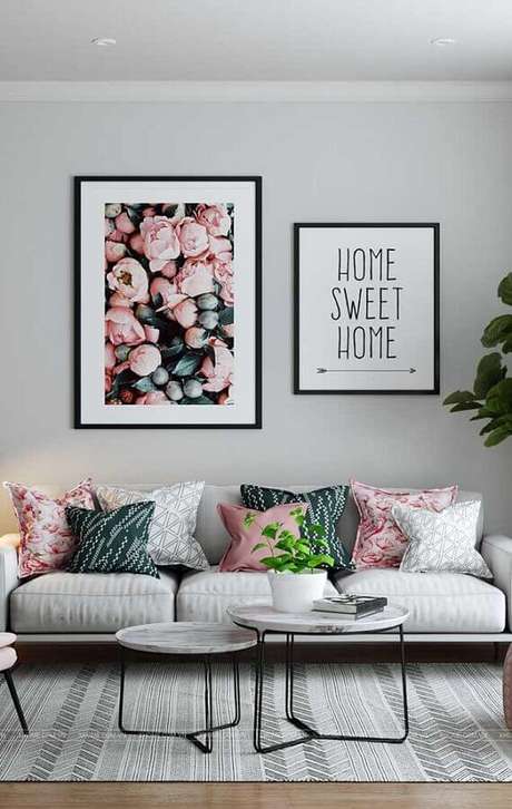 21. Quadros grandes são boas dicas de decoração para sala para quem não quer gastar muito – Foto: Pinosy 21. Quadros grandes são boas dicas de decoração para sala para quem não quer gastar muito – Foto: Pinosy