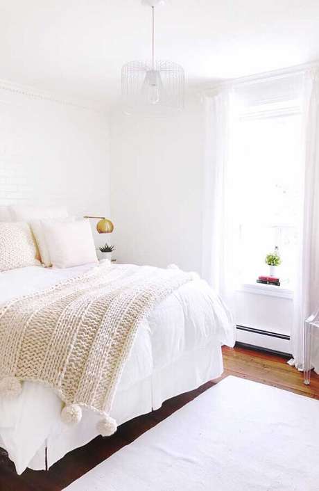 30. Uma das dicas de decoração de quarto todo branco é escolher uma bela roupa de cama – Foto: iCastle 30. Uma das dicas de decoração de quarto todo branco é escolher uma bela roupa de cama – Foto: iCastle