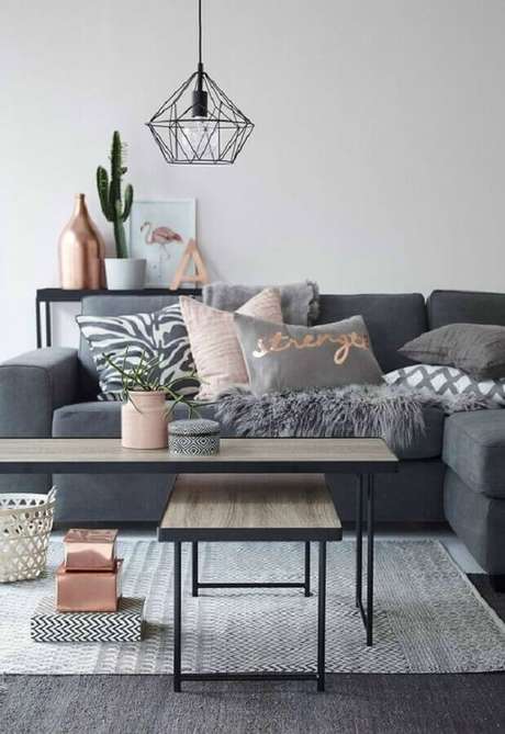 31. Dicas de decoração minimalista para sala cinza e rosa – Foto: NZZ Bellevue 31. Dicas de decoração minimalista para sala cinza e rosa – Foto: NZZ Bellevue