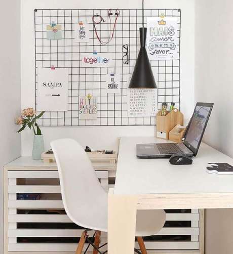 33. Dicas de decoração barata com grade aramada para fotos e recados – Foto: Quadros e Fatos 33. Dicas de decoração barata com grade aramada para fotos e recados – Foto: Quadros e Fatos