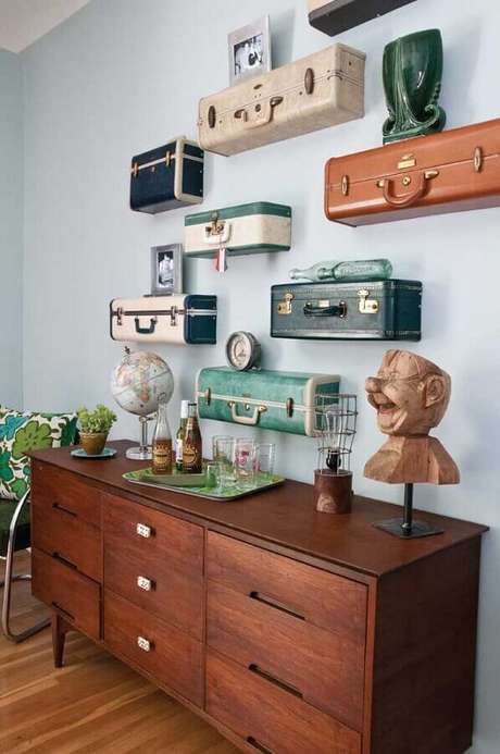 42. Dicas de decoração para casa com prateleiras feitas de malas antigas – Foto: Estilo y Decoración 42. Dicas de decoração para casa com prateleiras feitas de malas antigas – Foto: Estilo y Decoración