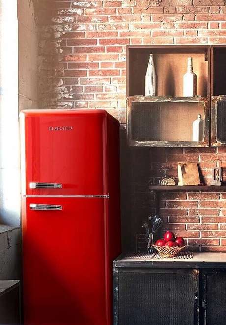 45. Uma das dicas de decoração para cozinha mais práticas é investir em eletrodomésticos coloridos – Foto: Wood Save 45. Uma das dicas de decoração para cozinha mais práticas é investir em eletrodomésticos coloridos – Foto: Wood Save